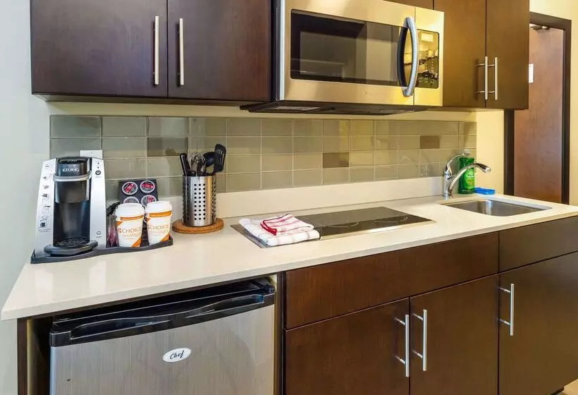Hotelli Comfort Inn & Suites