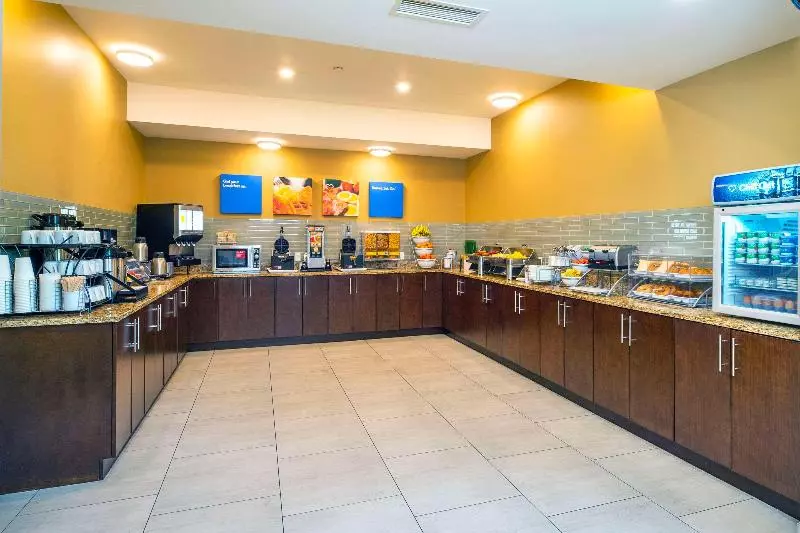 Hotelli Comfort Inn & Suites