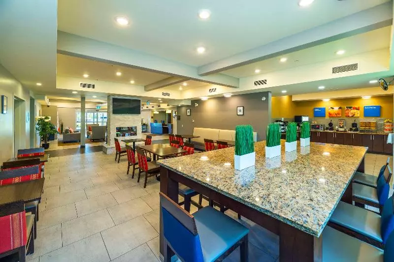 Hotelli Comfort Inn & Suites