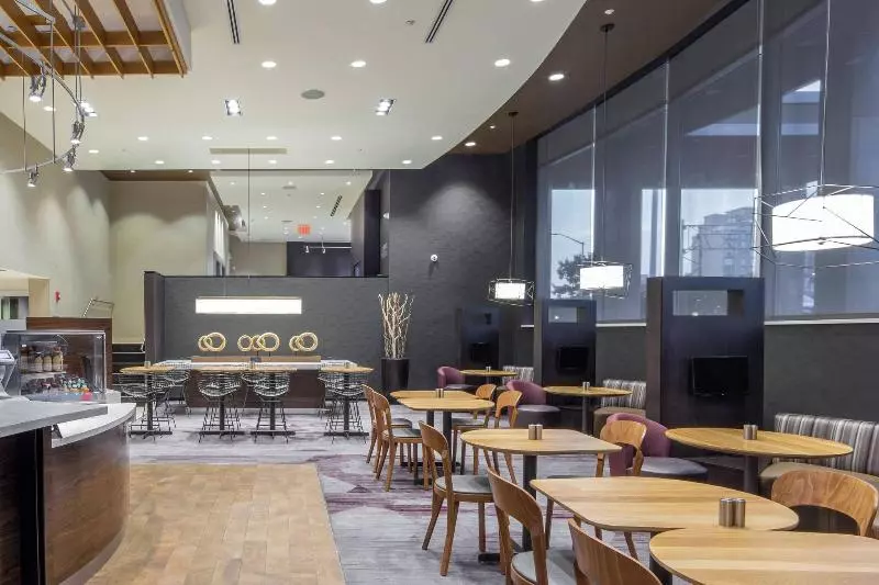 هتل Courtyard By Marriott New York Queens/fresh Meadows