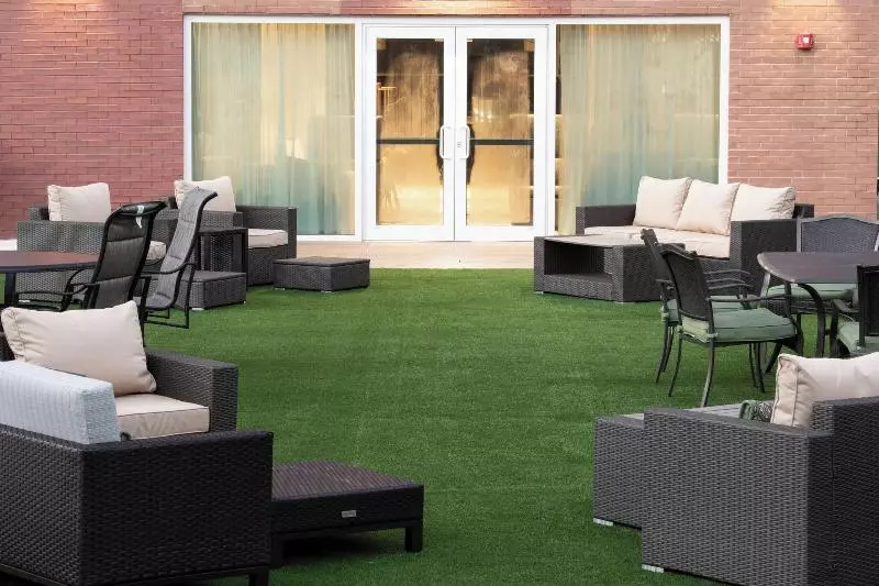 هتل Courtyard By Marriott New York Queens/fresh Meadows