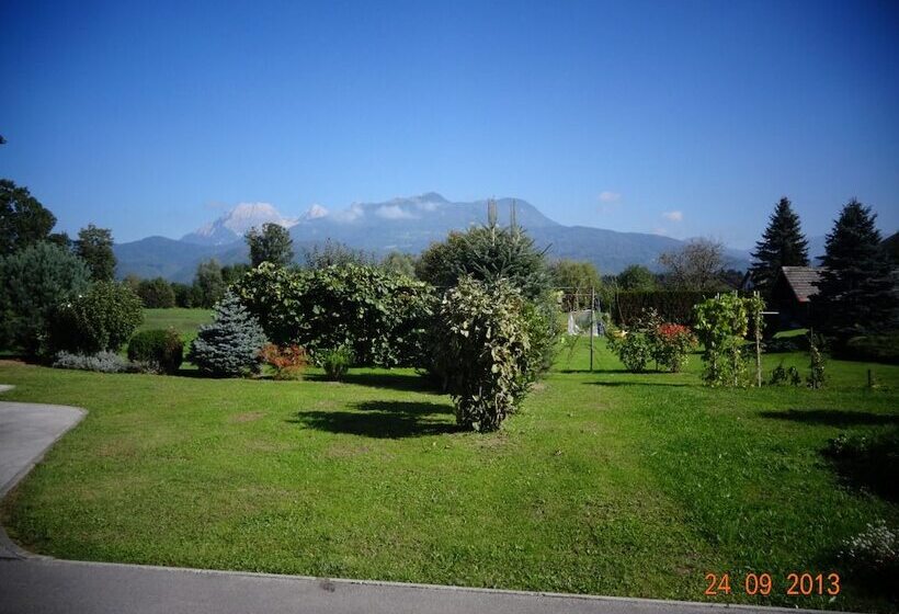 Hotel Rooms & Apartments Jana