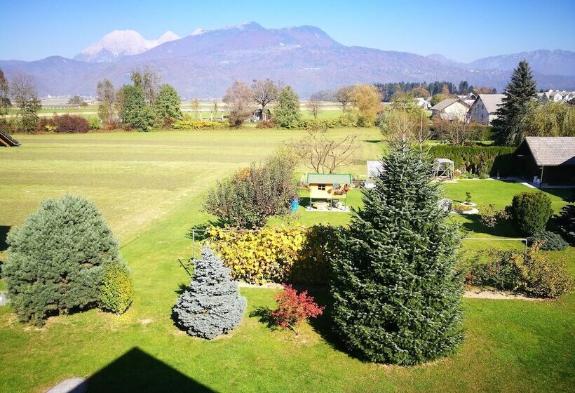 Hotel Rooms & Apartments Jana