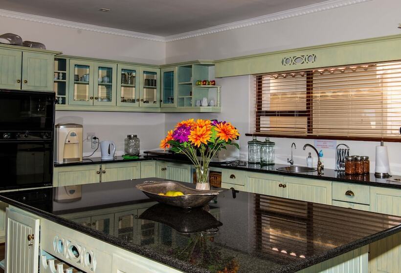 פנסיון Atlantic Guest House