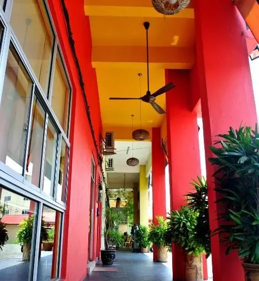 Wau Hotel & Café