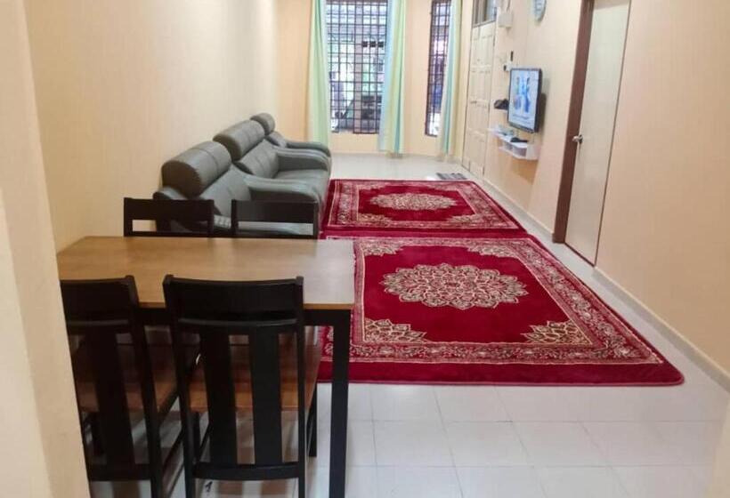 Pensão Aqiza Home Kuala Krai