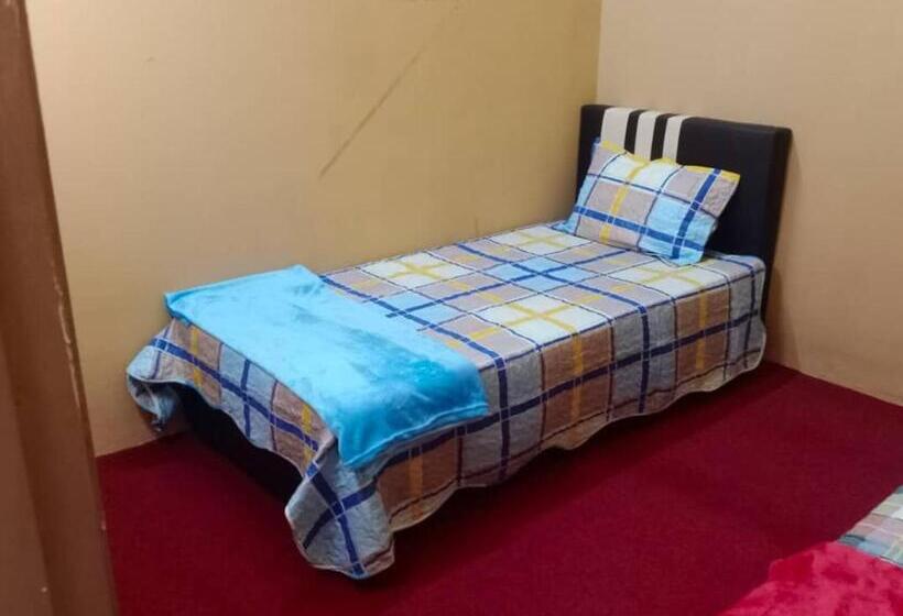 Pensão Aqiza Home Kuala Krai