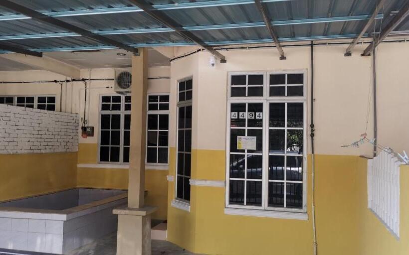 Pensão Aqiza Home Kuala Krai