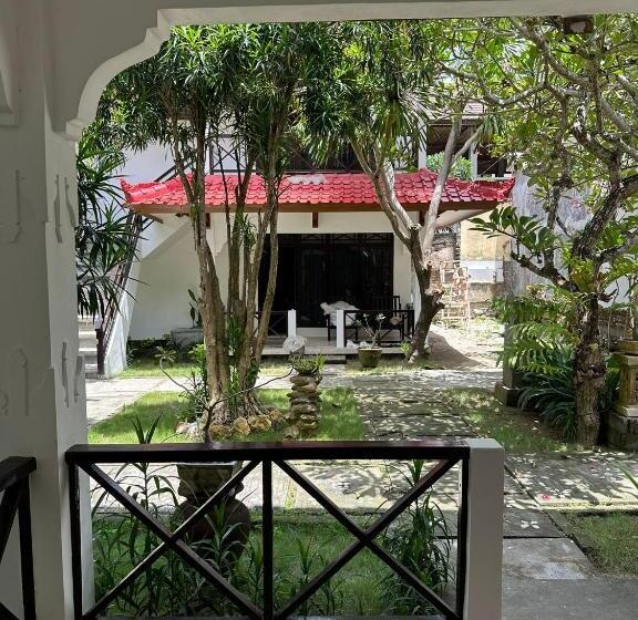 בית מלון כפרי The Confidential Mandalika