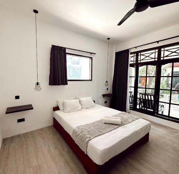 בית מלון כפרי The Confidential Mandalika