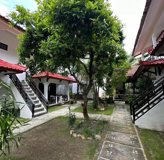 בית מלון כפרי The Confidential Mandalika