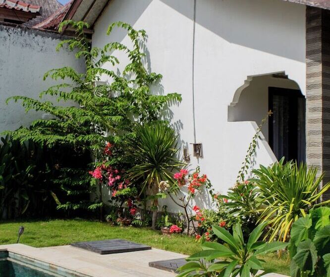 בית מלון כפרי The Confidential Mandalika