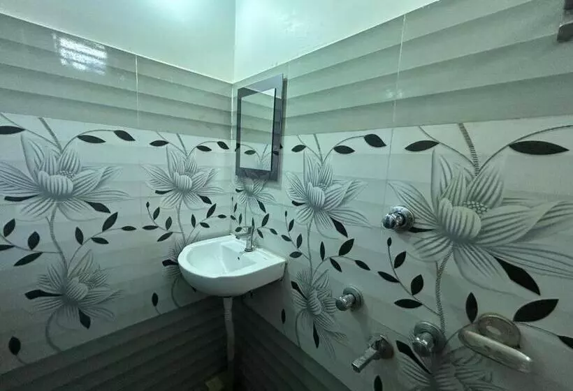 هتل New Nayantara Lodge