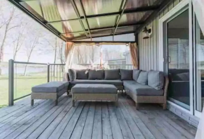 Hotelli Riverfront Suites, Quinte, On