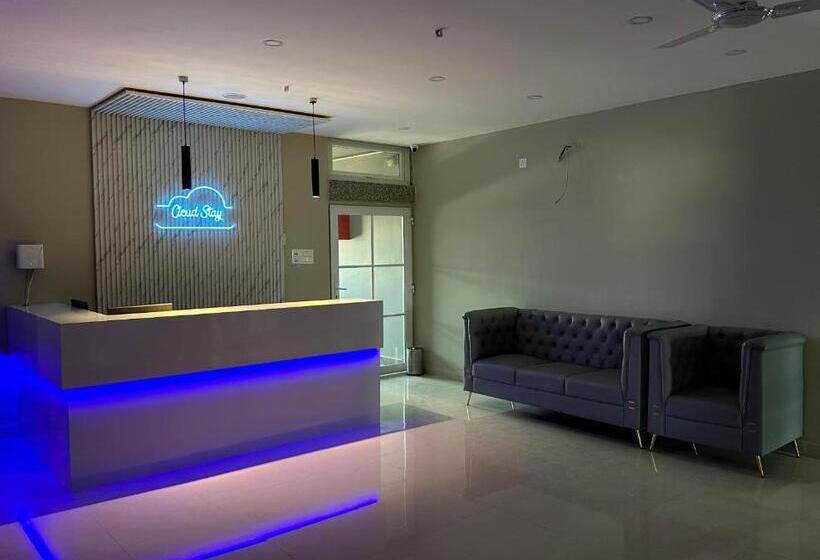 هتل Super Collection O Isbt Formerly Cloud Stay Guwahati