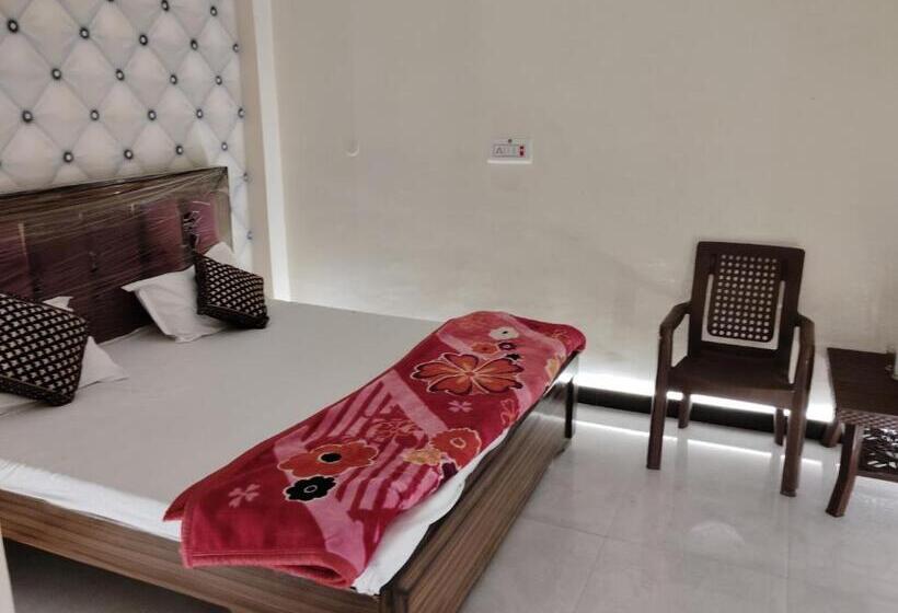 ホテル Pushpa Home Stay