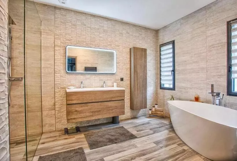 ペンション Villa Howard — Jacuzzi, Tranquility & Parking