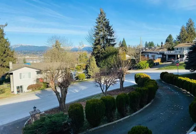 ペンション Spacious Beautiful View Suite In Surrey City