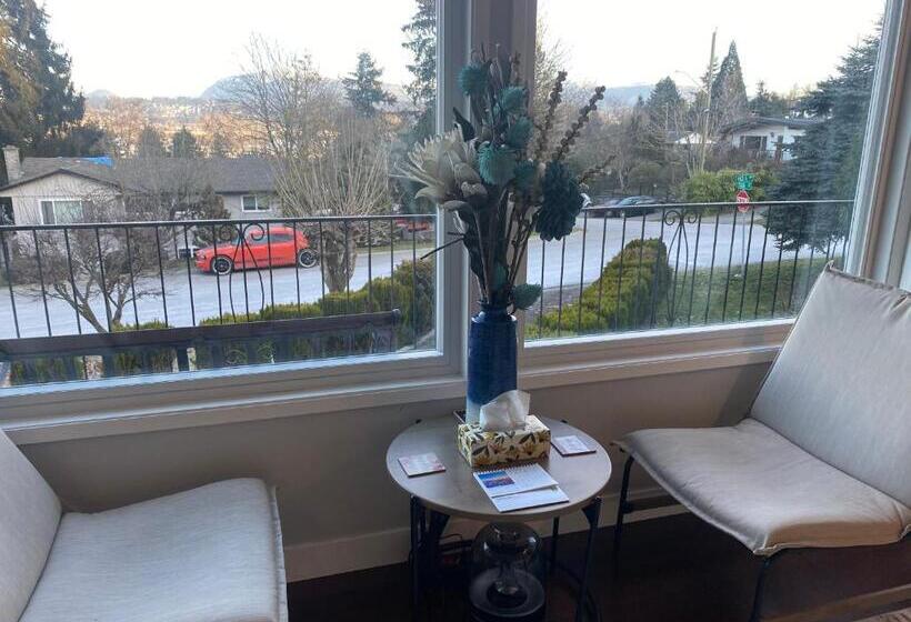 Pension Spacious Beautiful View Suite In Surrey City