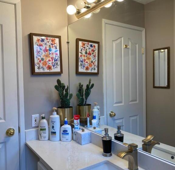 Majatalo Spacious Beautiful View Suite In Surrey City