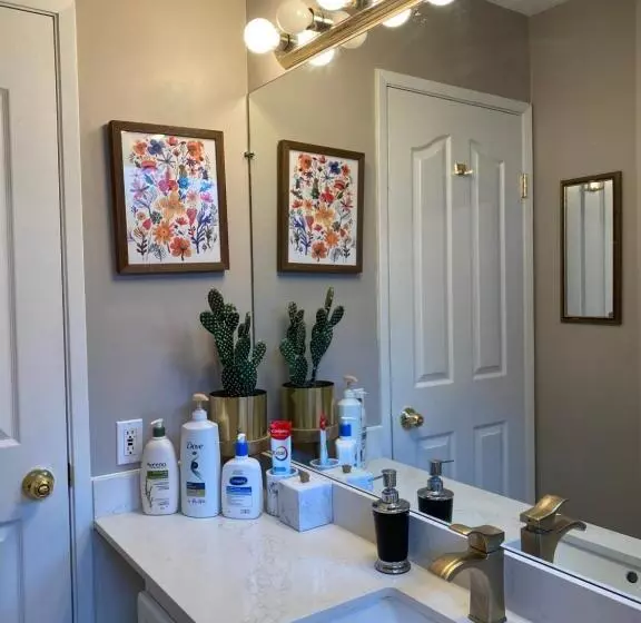 ペンション Spacious Beautiful View Suite In Surrey City