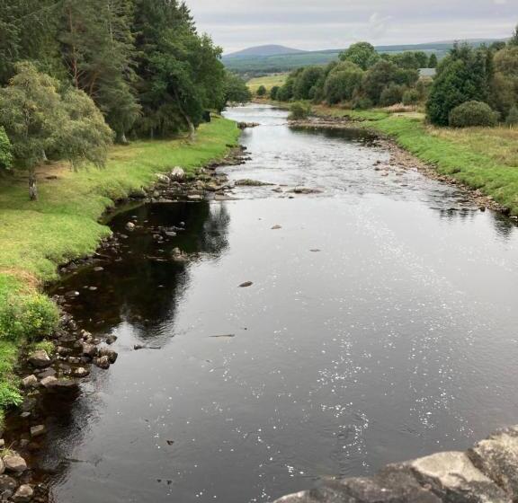 צימר Invercassley Cottage