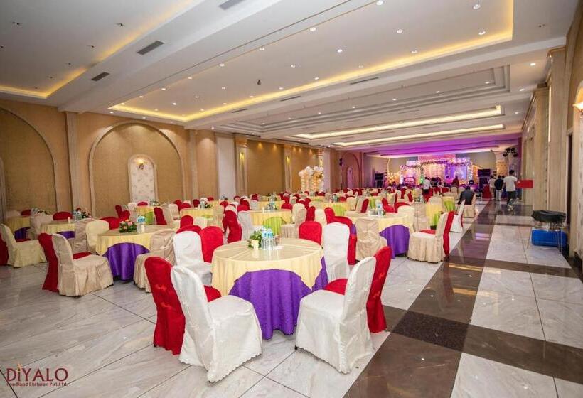 هتل Diyalo Foodland Chitwan