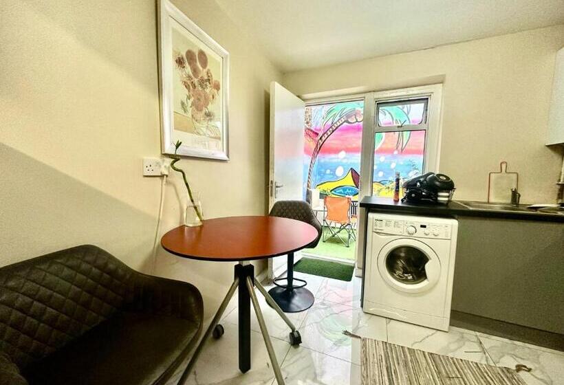 Pension Bishops House R3