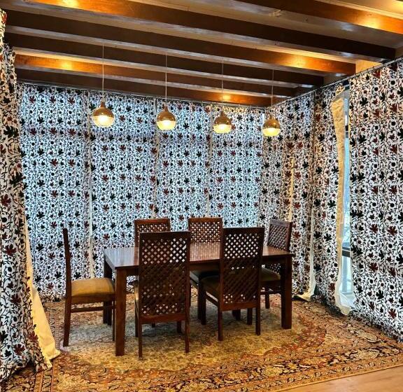 بنسيون Hideaway Cottages