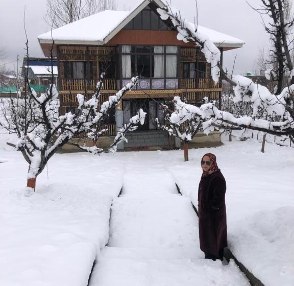 بنسيون Hideaway Cottages