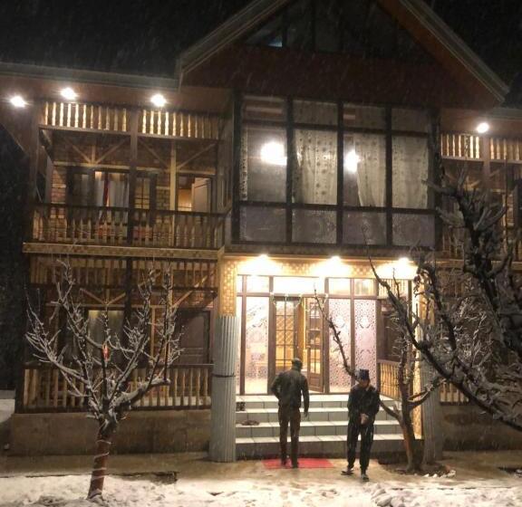 بنسيون Hideaway Cottages