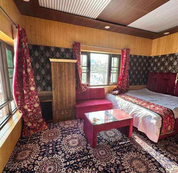 بنسيون Hideaway Cottages