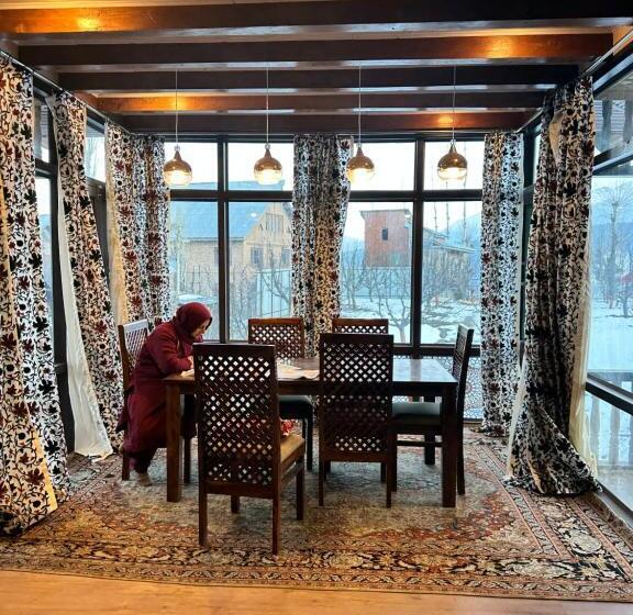 بنسيون Hideaway Cottages