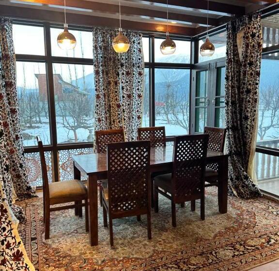 بنسيون Hideaway Cottages