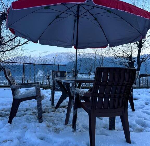 بنسيون Hideaway Cottages