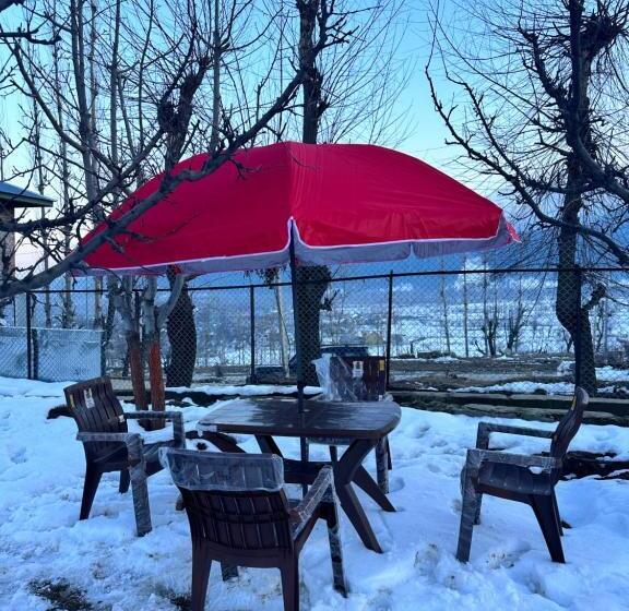 بنسيون Hideaway Cottages