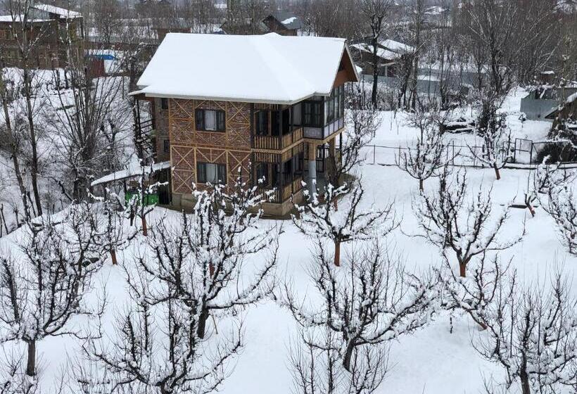 بنسيون Hideaway Cottages