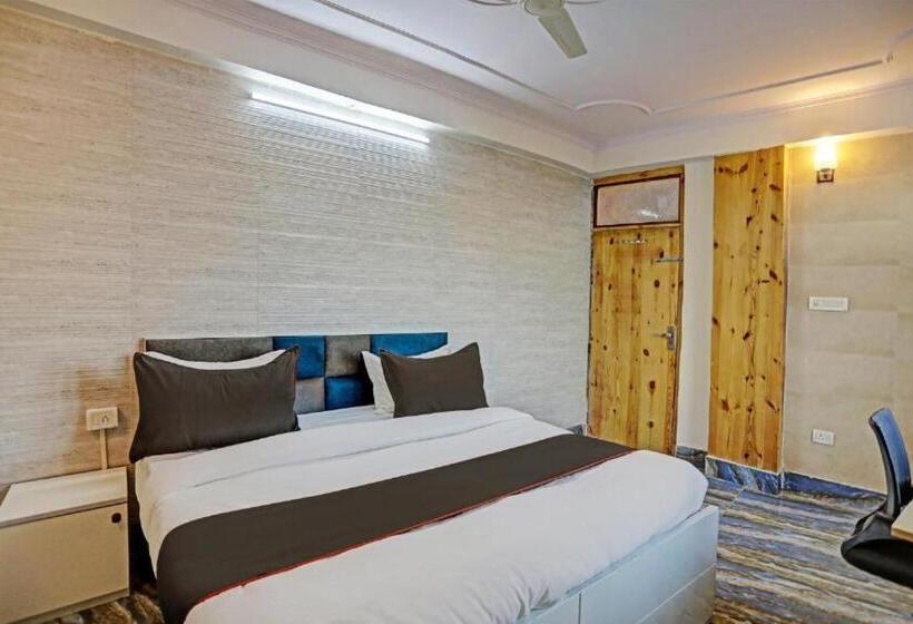 Umen Hotel Sector 66