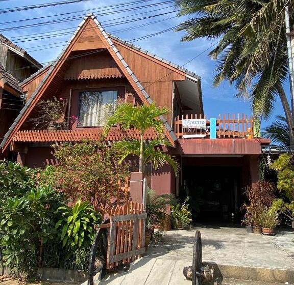 Bed & Breakfast ห้องพักบ้านริมหาด ปากน้ำปราณ