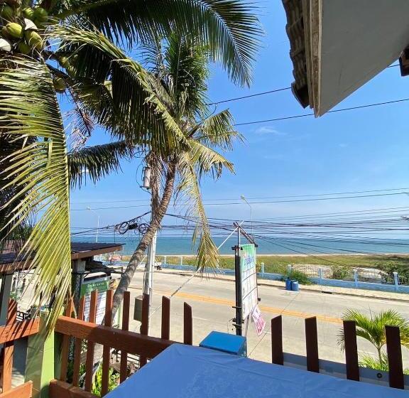 Bed and Breakfast ห้องพักบ้านริมหาด ปากน้ำปราณ