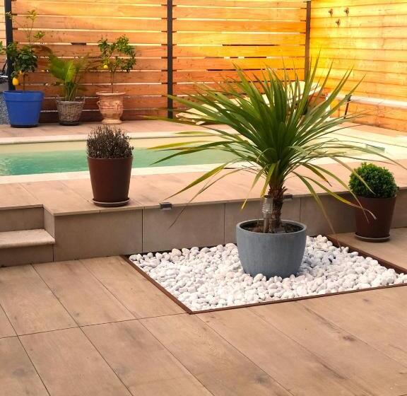 تختخواب و صبحانه La Maison De Mona