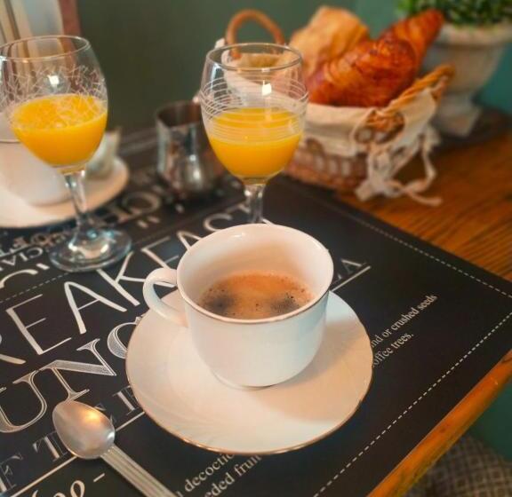 تختخواب و صبحانه La Maison De Mona