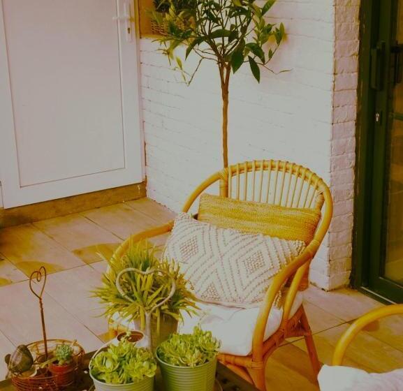 تختخواب و صبحانه La Maison De Mona