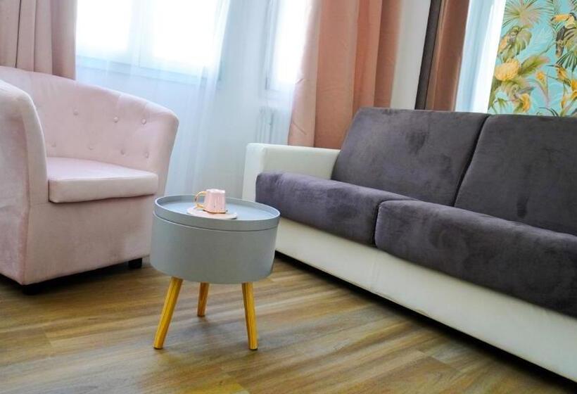 تختخواب و صبحانه The Platform Rooms