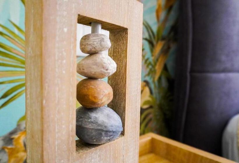 تختخواب و صبحانه The Platform Rooms