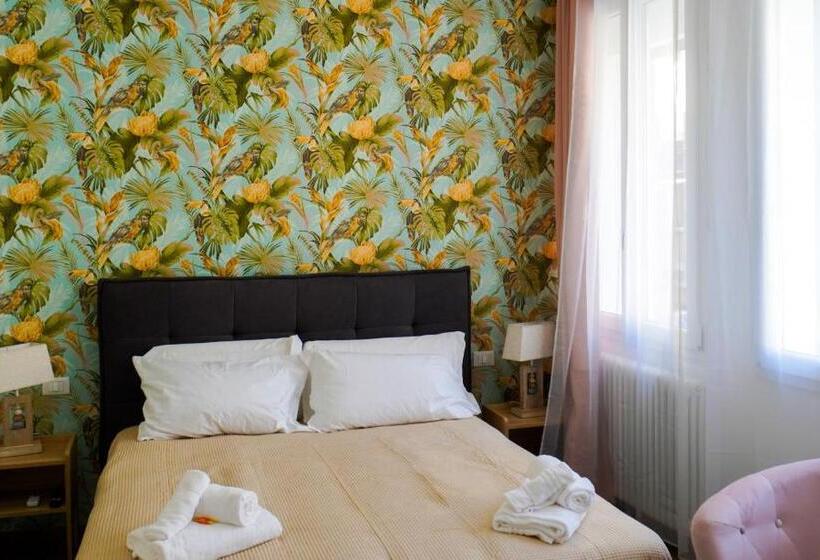 تختخواب و صبحانه The Platform Rooms