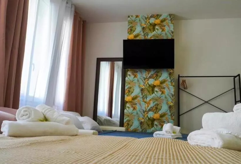 تختخواب و صبحانه The Platform Rooms