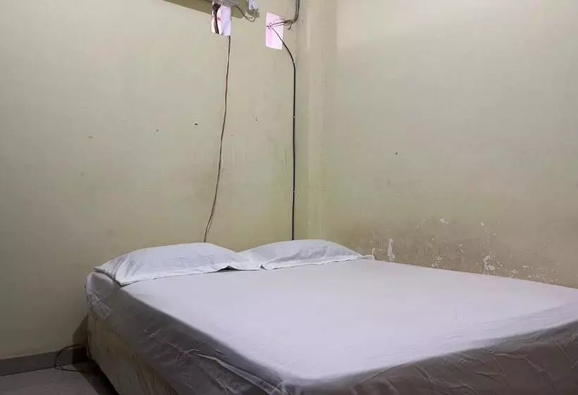 Hotelli Oyo 93683 Kost Naura