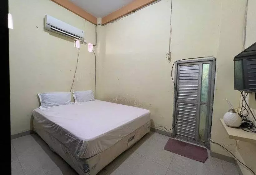 Hotelli Oyo 93683 Kost Naura
