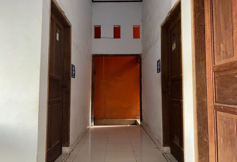 ホテル Oyo 93683 Kost Naura